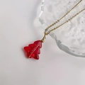 Detalle del colgante de árbol de Navidad en cristal rojo con cadena fina de acero dorado - Dorado-Rojo