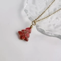 Primer plano de un colgante de árbol de Navidad en cristal rojo con cadena fina dorada - Dorado-Rojo Verde