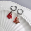 Détail de boucles d'oreilles sapin de Noël avec breloques rouges sur créoles en acier - Acier-Rouge & Vert