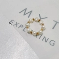 Elastic beaded ring featuring white pearls and golden steel beads in a vintage style - Inner Diameter 17-18mm / Gold/Pearl