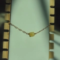 Bracelet doré avec un pendentif en pierre précieuse jaune carrée semi-transparente - Topaze Jaune Naturelle-Or