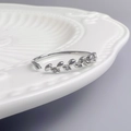Macro di anello a foglia di vite d'argento con zirconi su un piatto di ceramica bianco - Stile Foglia di Vite (WR027)