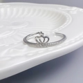 Dettaglio ravvicinato dell'anello a corona con zirconi e finitura a grana di riso - Stile Corona Cuore (WR028)