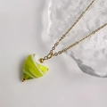 Detailaufnahme der Herzanhänger-Halskette mit grün marmoriertem Design und Goldkette - Gold-Grün