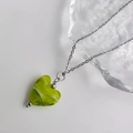 Détail du pendentif en cœur avec texture marbrée verte et blanche sur chaîne argentée - Acier-Vert