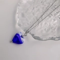 Détail du pendentif cœur en verre marbré bleu et blanc avec chaîne en acier inoxydable - Acier-Bleu