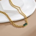 Lussuosa collana a doppia catena dorata con zircone verde smeraldo di forma rettangolare - Collana
