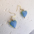 Himmelblaue Herzohrringe mit gelben Punkten und Goldhaken für Frauen - Gold Himmelblau