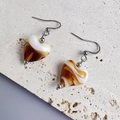 Heart-shaped amber and white marbled resin drop earrings with silver hooks - Steel-Coffee