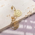 Detalle macro de pendientes en C chapados en oro de 18K con colgantes de sol de ojo turco - Estilo Ojo (DE127 Ojo)
