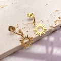 Pendientes en C de acero inoxidable bañados en oro de 18K con colgantes de sol en bandeja - Estilo Sol (DE127 Sol)