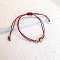 Bracciale Evil Eye regolabile in corda rosso scuro con perline d'oro e smalto - Rosso