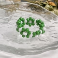 Anello di fiori in perline fatto a mano verde smeraldo e bianco con banda elastica - 8 Fiori - Bianco Verde Scuro
