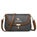 Bolso bandolera étnico con estampado de olas grises, ribete de cuero marrón y colgante hoja - Negro