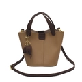 Bolso cubo bicolor en cuero granulado con adorno de elefante y asa superior - Caqui