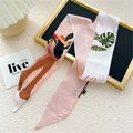 Twilly en soie rose chic avec imprimé artistique de femme et feuilles de monstera - 6.5*125cm / 1L Fille de Dos Rose