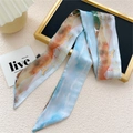 Foulard long en soie avec imprimé paysage et cerf dans les tons bleu et orange - 6.5*125cm / 16L Sommet de Forêt de Cerfs