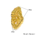 Detalle de pendientes geométricos dorados con textura espiral y medida 38mm x 24mm - Forma Orgánica Espiral (HT-5959) / Dorado