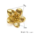 Detalle macro de pendientes geométricos de flor dorada con marca de tamaño de 30 mm - Forma de Flor de Cinco Pétalos (HT-5959) / Dorado