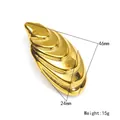 Detalle de pendientes geométricos dorados 46x24mm con textura de metal líquido ondulado - Diseño de Ola en Capas (HT-5959) / Dorado