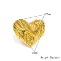 Pendientes geométricos de corazón en titanio dorado con textura y diámetro de 34 mm - Forma de Corazón Texturizada (HT-5959) / Dorado