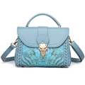 Bolso bandolera azul claro con bordado tradicional y cierre de metal elegante - Azul