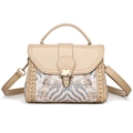 Elegante bolso bandolera beige con bordado de ondas y hebilla dorada vintage sobre blanco - Caqui