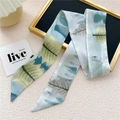 Foulard en soie vert motif forêt nordique avec pins et cerfs pour femmes - 6.5*125cm / 19L Élan de la Forêt