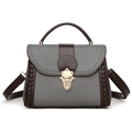Sac à main minimaliste en sergé gris et cuir marron avec fermoir doré sur fond blanc - Gris