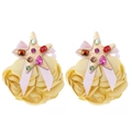 Detailansicht der gelben Stoffblumen-Ohrringe mit Strass-Seestern und rosa Schleifen - Gelber Seestern Stil
