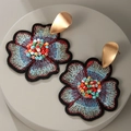 Handgemaakte boho oorbellen met bloemborduursel, gekleurde kralen en gouden metalen haken - Veelkleurig (M171)