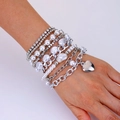 Dettaglio di un bracciale a strati con perle e ciondolo a cuore in argento indossato al polso - Argento (Set da 9 pezzi)