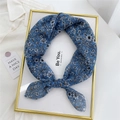 Foulard quadrato in cotone e lino blu scuro a fiori annodato per capelli o stile collo - Magnolia Bianca Blu