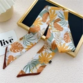 Foulard twilly long avec motifs de feuilles tropicales orange et vert sur tissu crème - 6.5*125cm / 13L Fatsia du Japon