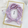 Piccolo foulard quadrato in cotone e lino rosa con fiori blu annodato a fiocco - Floreale Blu Sfumato Rosa