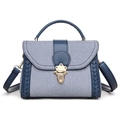 Sac à bandoulière tendance en denim bleu foncé avec fermoir vintage doré et garniture en cuir - Bleu