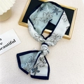 Sciarpa stretta twilly in seta azzurra con stampa floreale e bordo blu scuro elegante - Verde Giada Bianco