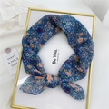 Foulard in cotone e lino blu a fiori annodato a fiocco su sfondo bianco vintage - Fiori di Ciliegio Blu