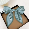 Écharpe élégante en soie vert sauge avec imprimé fleuri dans un coffret cadeau - Fleur Blanche Vert