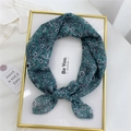 Foulard in lino di cotone verde con motivi floreali e fiocco decorativo elegante - Magnolia Bianca Verde