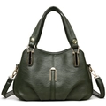 Bolso de mano verde oliva clásico con herrajes dorados y correa de hombro ajustable - Verde
