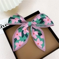 Foulard twilly en soie à imprimé floral noué en nœud avec pétales roses et fond vert foncé - Fleur Rose Base Verte