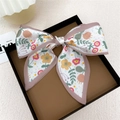 Nœud à cheveux floral crème avec petites fleurs roses et bordure rose poudré - Feuille d'Érable Dessin Animé