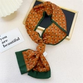 Foulard long étroit en soie à motif floral orange vintage avec bordure verte contrastée - Petite Fleur à Cinq Pétales Orange Vert