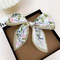 Ruban à cheveux en soie à fleurs avec imprimé Love et œillets dans un coffret cadeau - Fleur d'Iris Longue