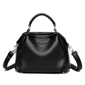 Borsa a mano nera classica in pelle martellata con tracolla regolabile e finiture in metallo - Nero