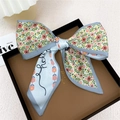 Bandeau cheveux en soie bleu clair avec motifs floraux et lettrage décoratif - Fleur Cyclique Gris