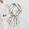 Foulard étroit en soie blanc avec imprimé chaîne, noué en nœud sur une chemise blanche - 7*110cm / Motif de Chaîne en Cercle