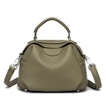 Borsa a conchiglia verde oliva con trama martellata e tracolla regolabile vista variante - Verde