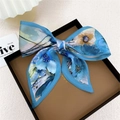Foulard en soie floral bleu noué en nœud sur boîte, élégant foulard pour femmes - Fleur Peinture à l'Huile Bleu